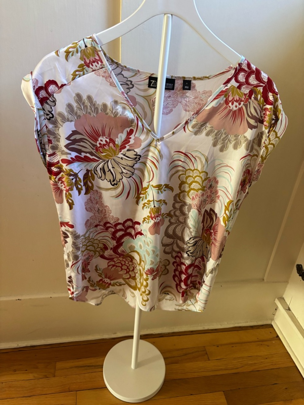 New York and Company White Floral V-Neck Blouse with Pink and Gold Accents